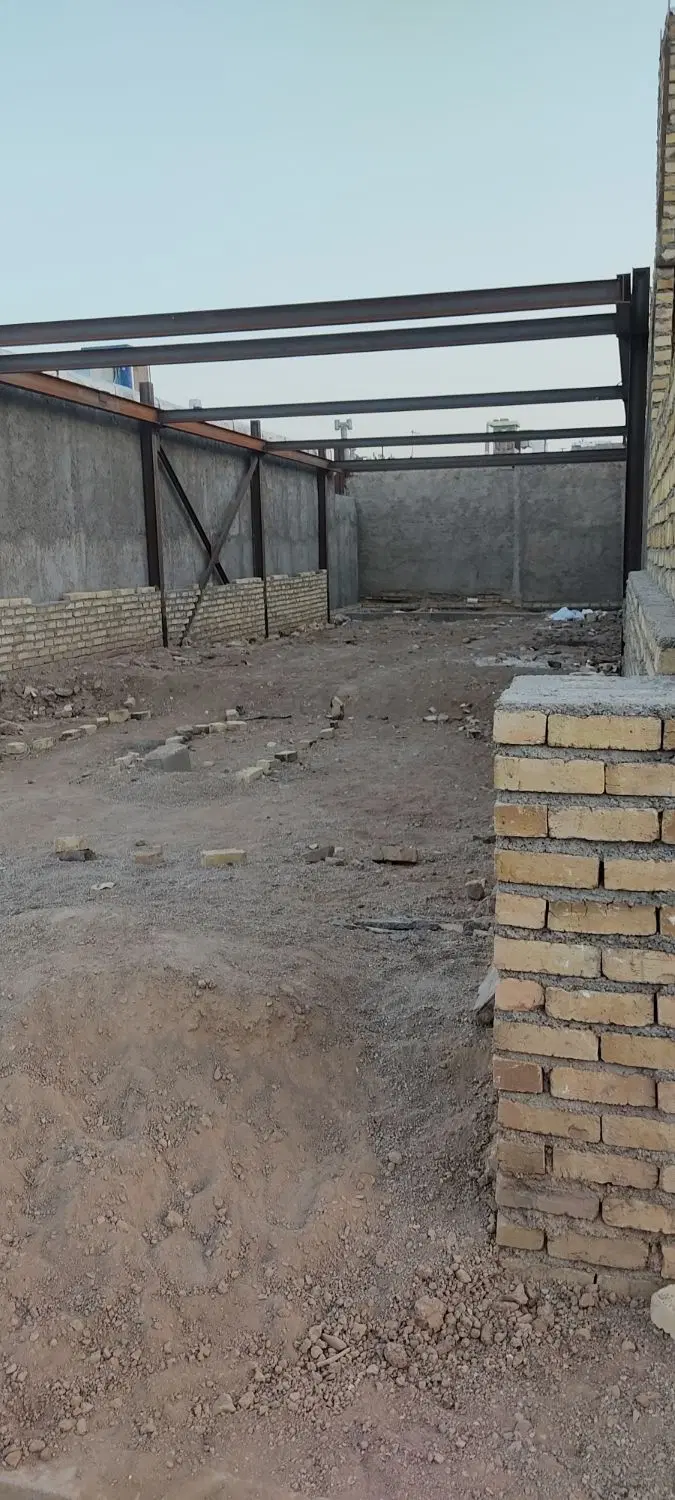 ساختمان یا زمین نیمه کاره