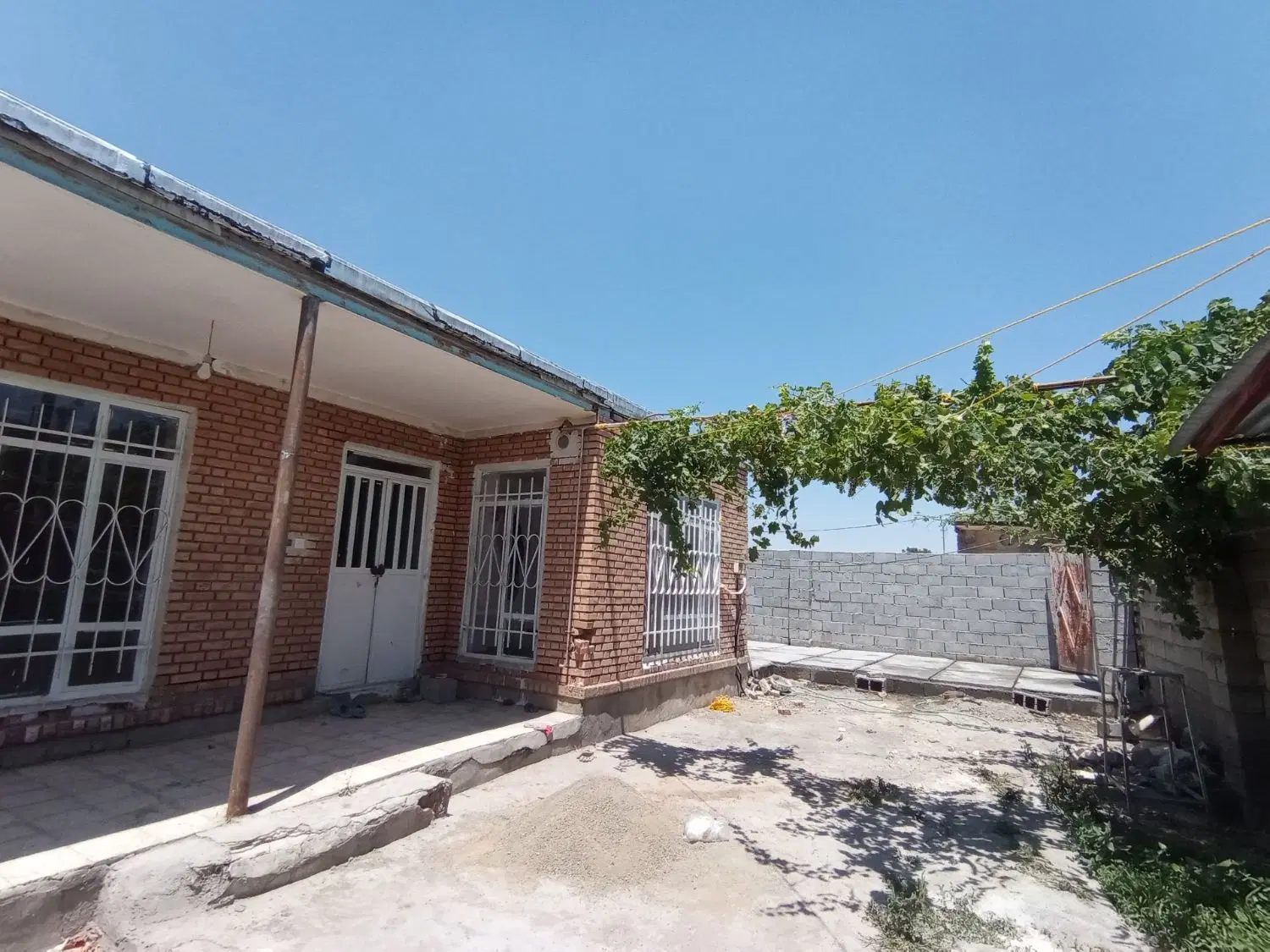 خانه روستایی و دامداری 370 متر