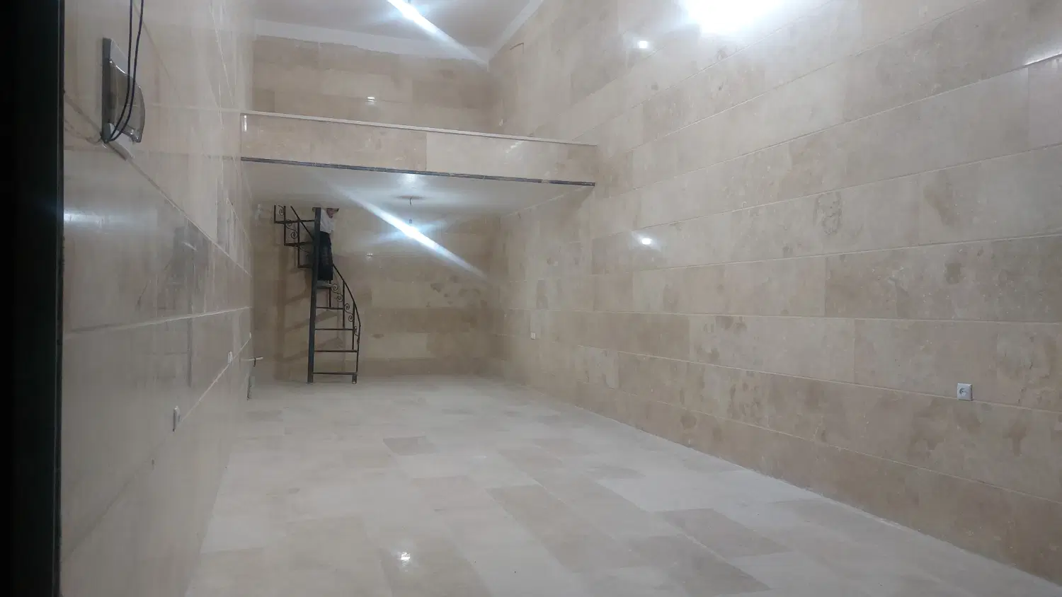 مغازه ۵۸ متری بر خیابان اصلی