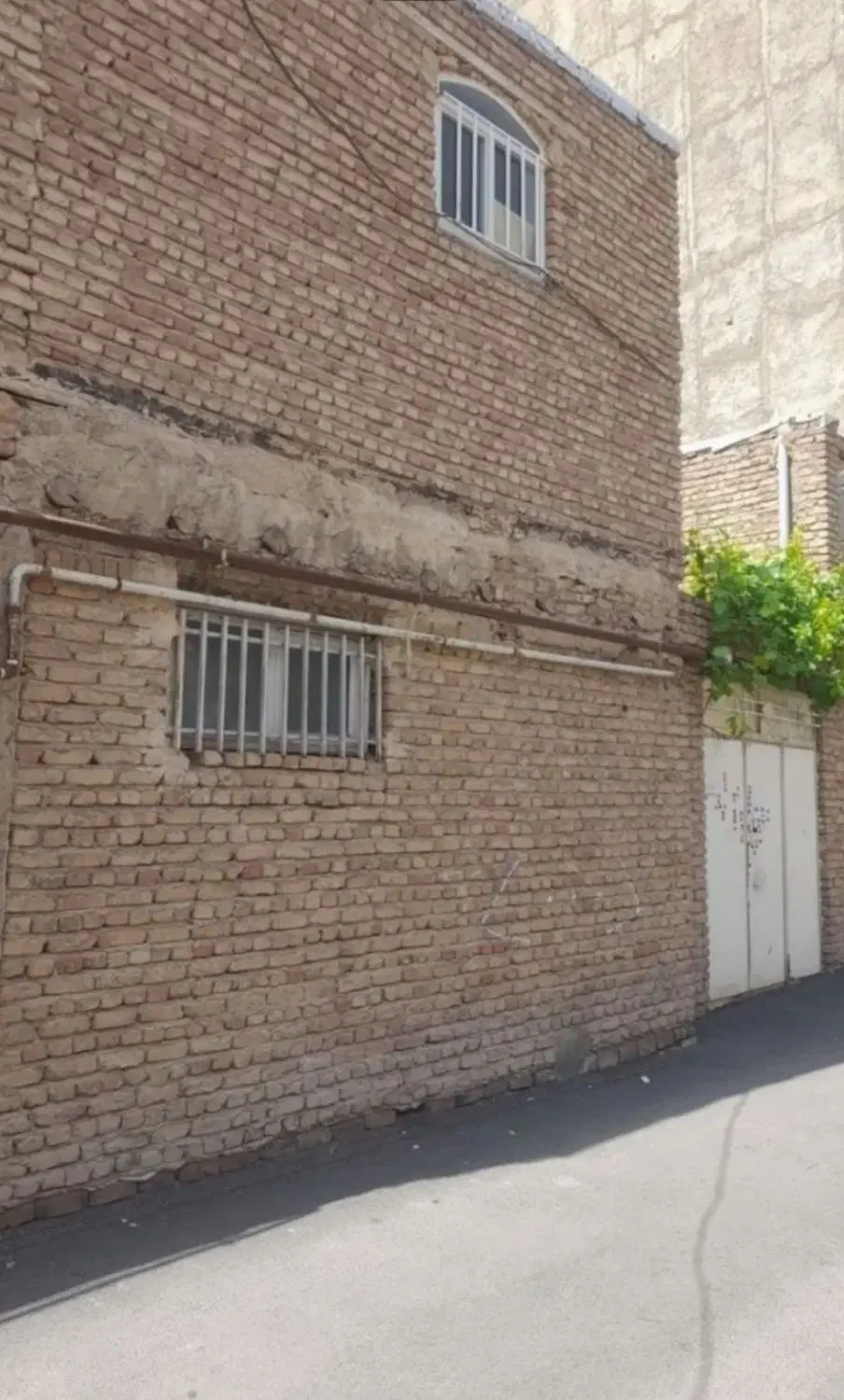 خانه دوطبقه حیاط دار مجزا
