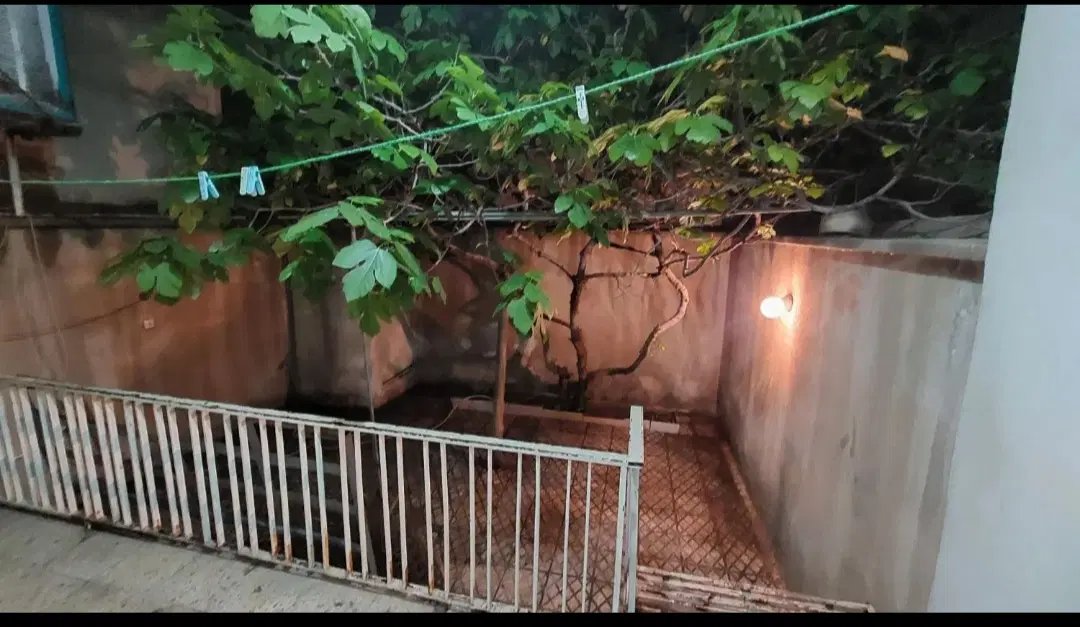 خانه حیاط دار بهمراه یک اتاق 40 متری.(جهت تولیدی )