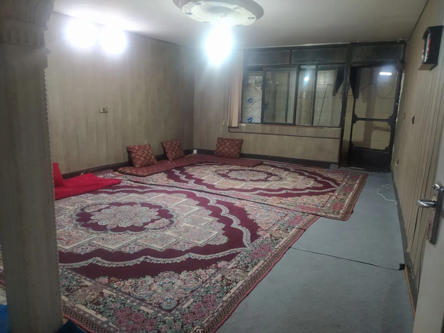 دو طبقه مسکونی بر کوچه نزدیک به خیابان