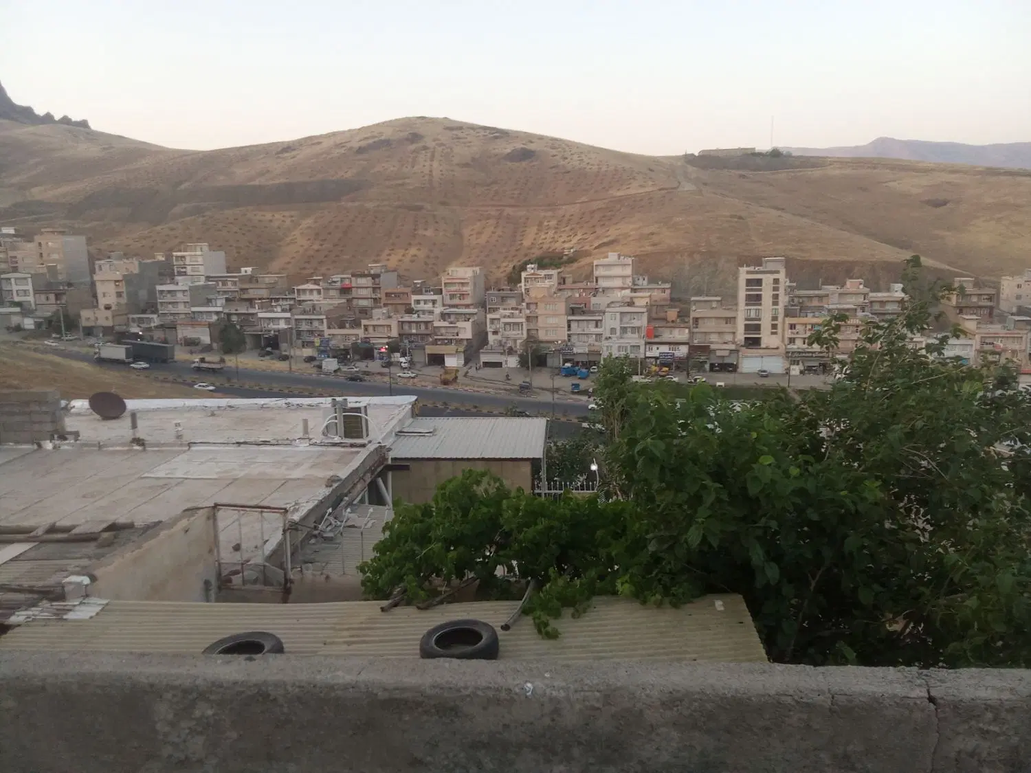 منزل سه طبقه،بلوار دکتر حسینی
