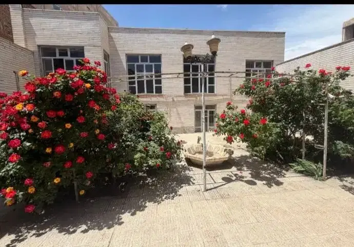 فروش خانه حیاط دار ۲۳۲متر دوطبقه درخیابان قره آغاج