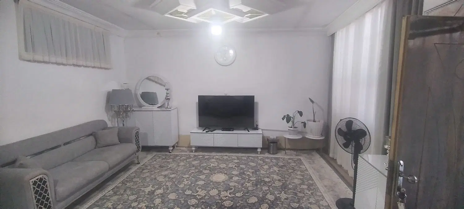 خانه دوطبقه با مغازه