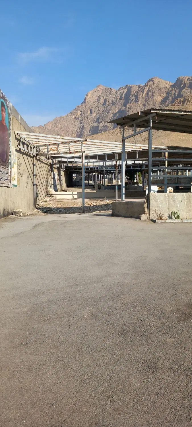 زمین قبر صالحین بر خیابان اصلی