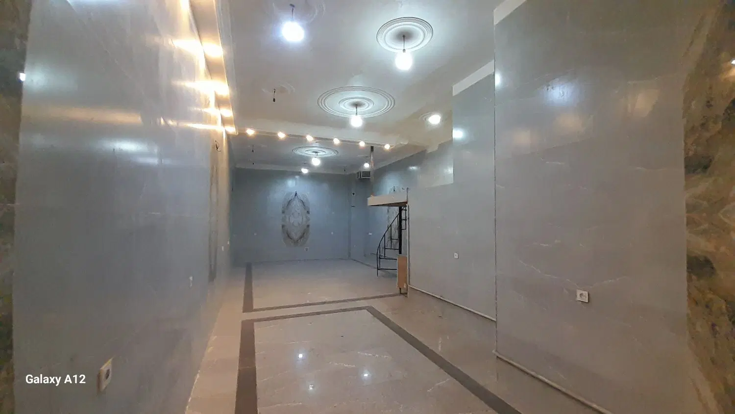 مغاذه تجاری ۲۰۰متری