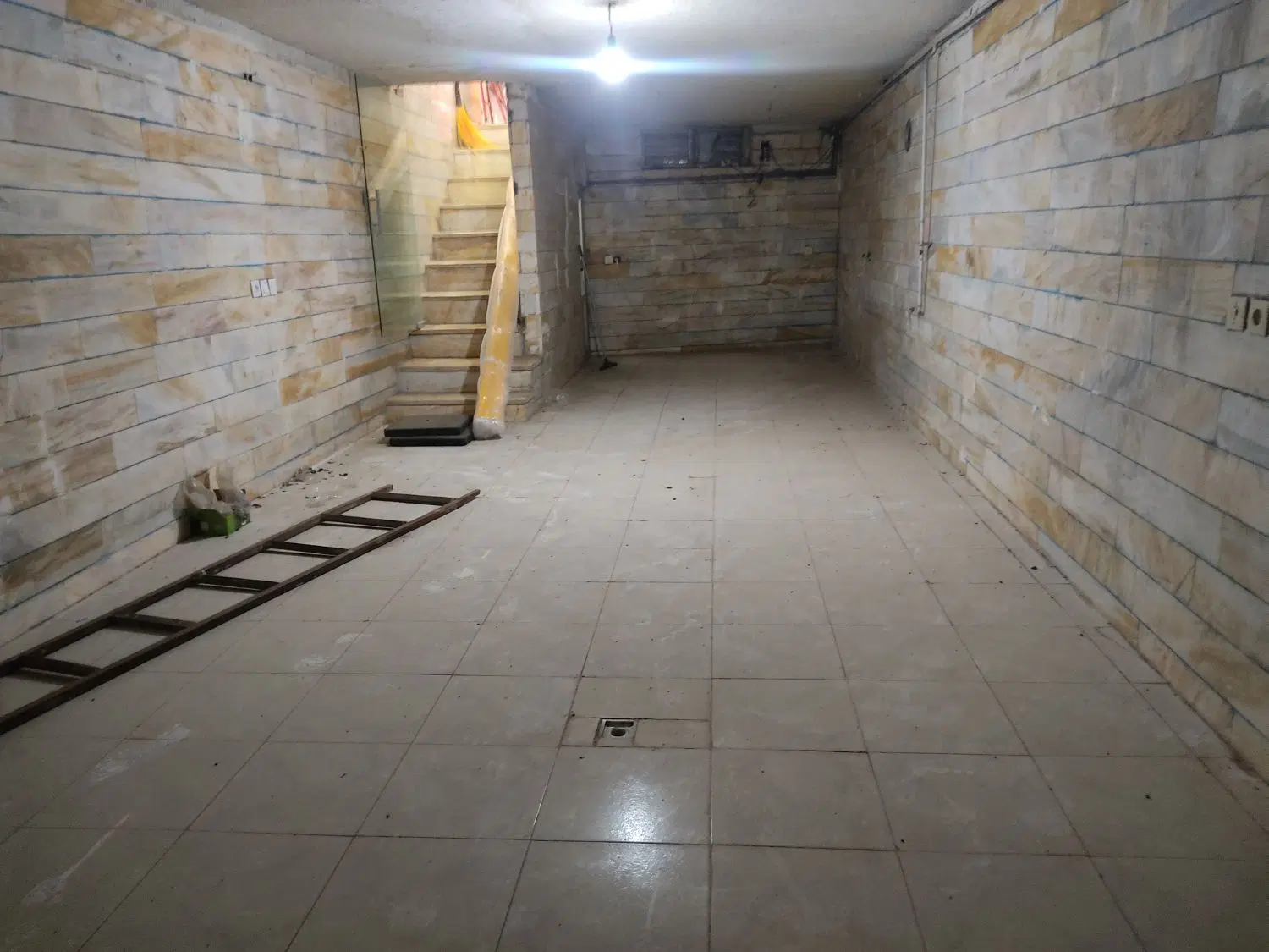 مغازه زیر زمین با دهنه رو به خیابان سی متری