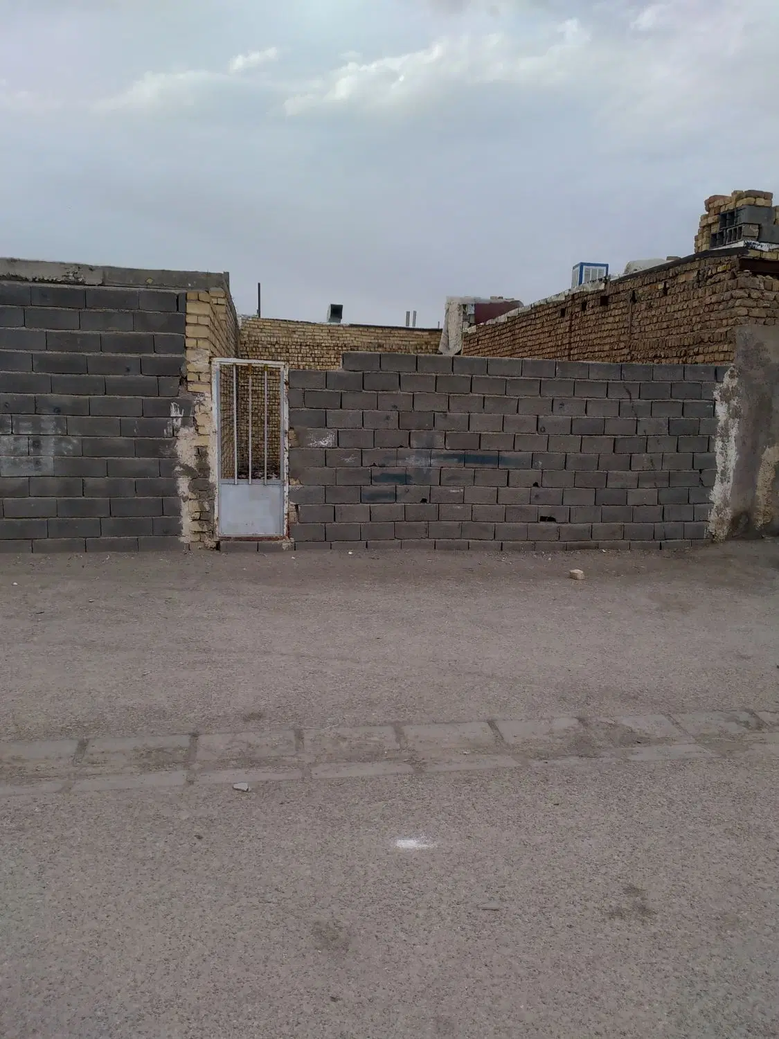 زمین چهار دیواری