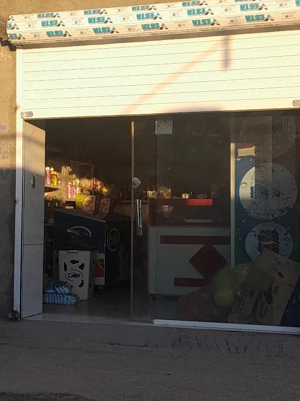 ۲۰۰ متر خانه ویلایی همراه با مغازه