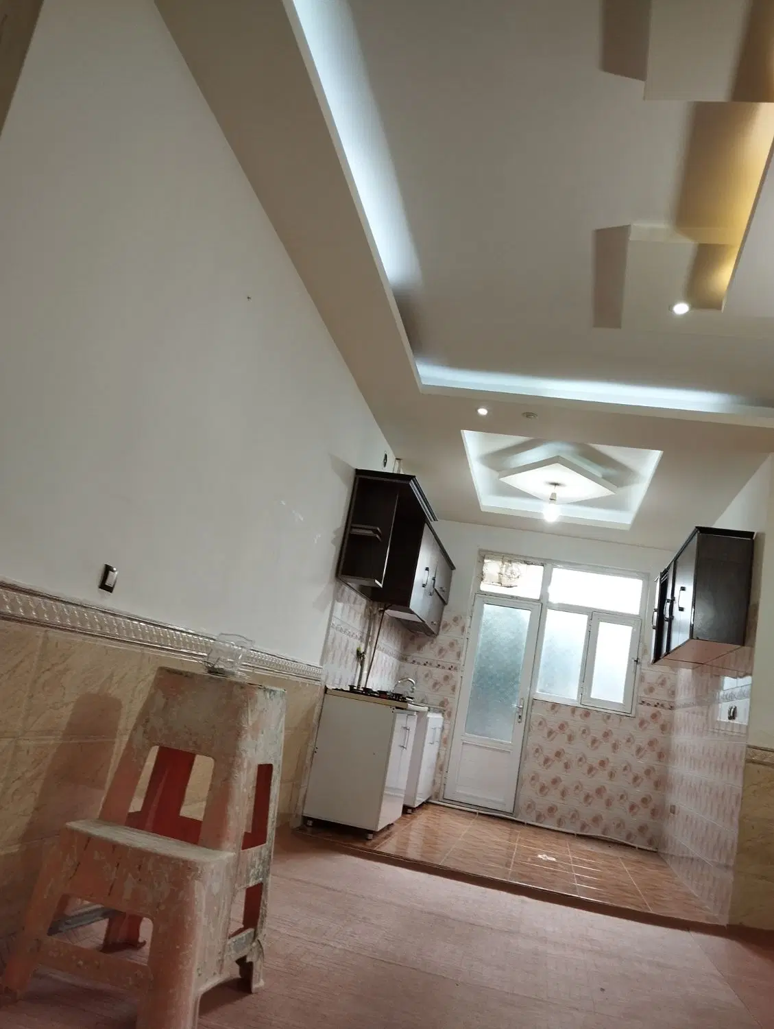 واحد ۷۰ متری کارشناسان پشت سی ان جی