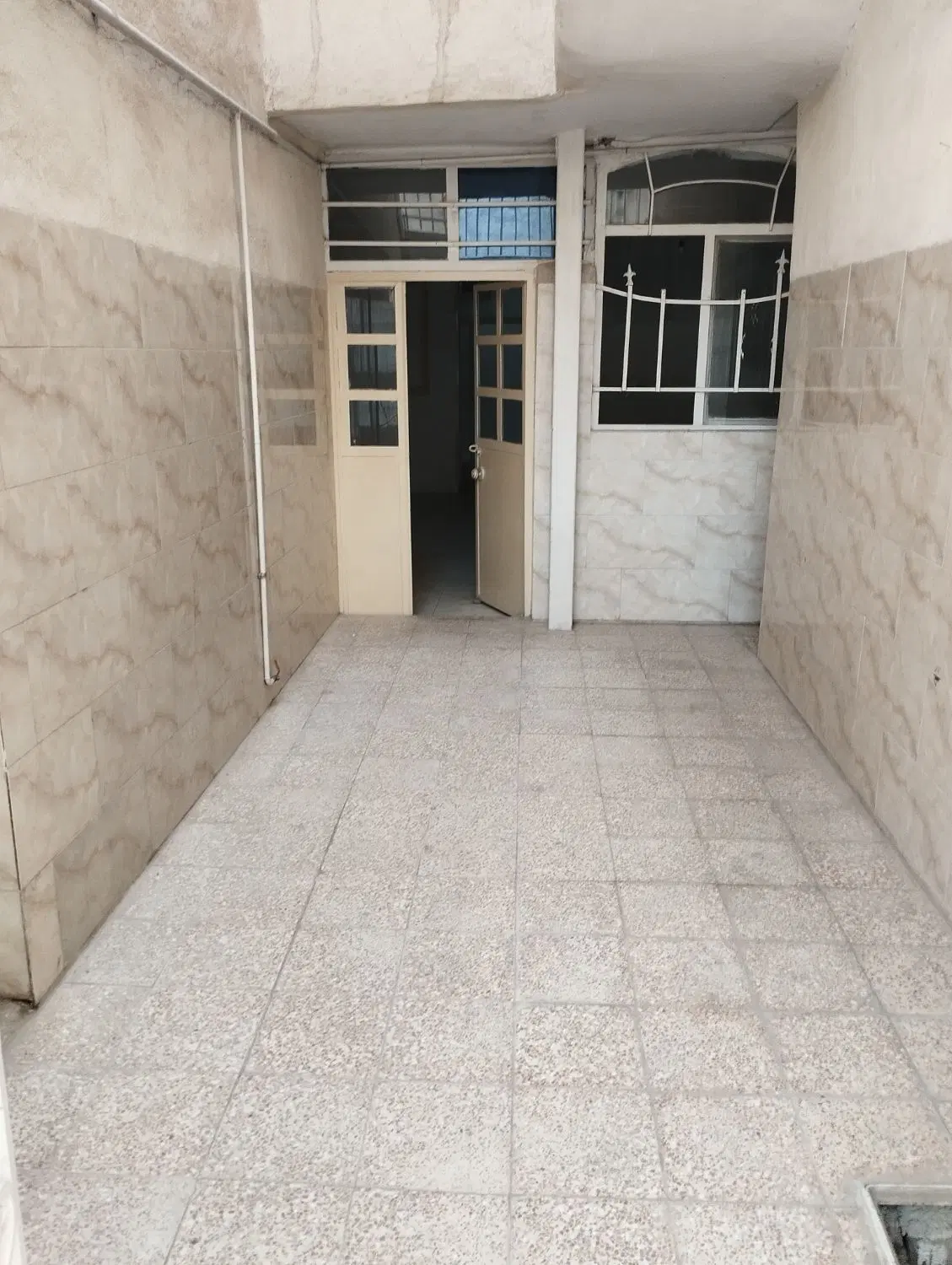 واحد ۱۲۰ متری حیاط ماشین رو دربست