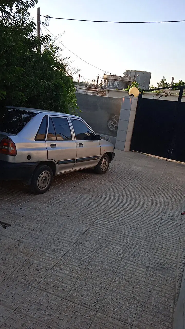 خانه تازه ساخت با حیاطی دلباز و درختان میوه