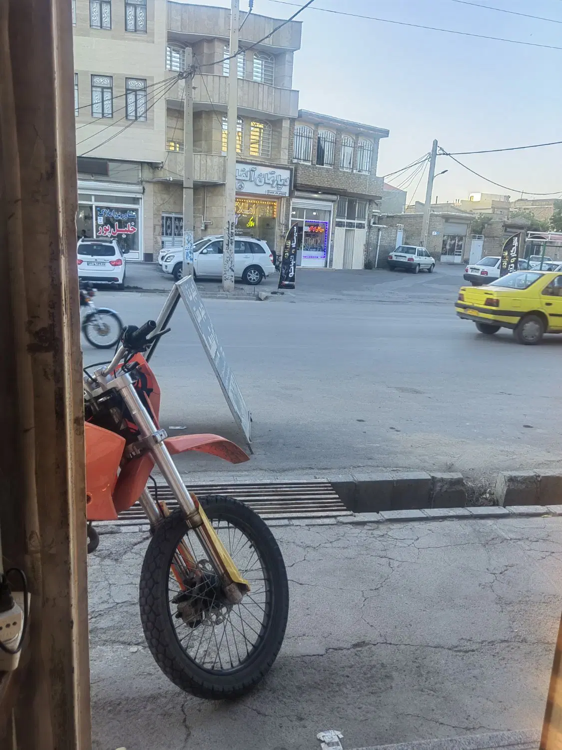 مغازه بر خیابان