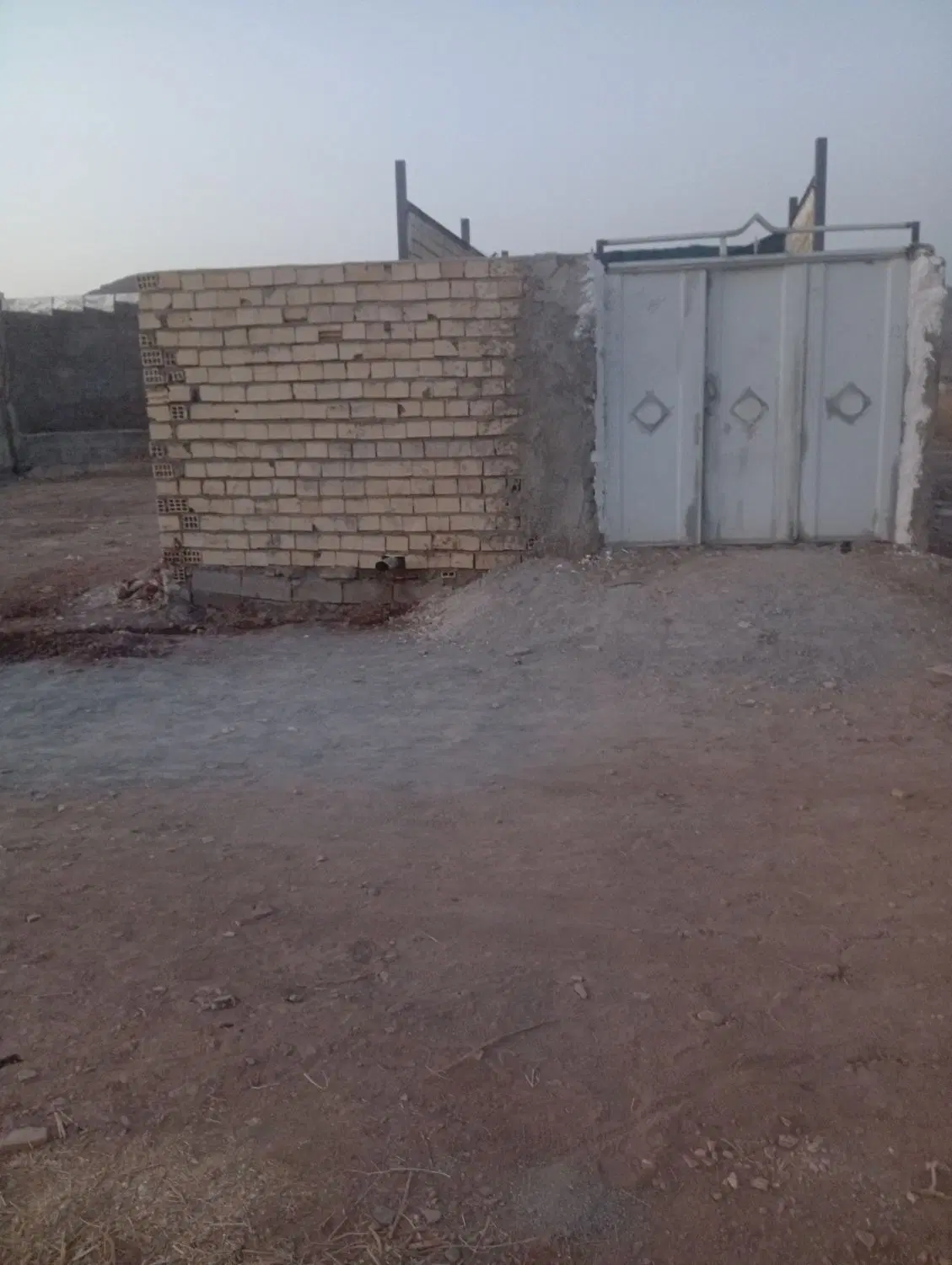 ساختمان نیمه کاره پاگر