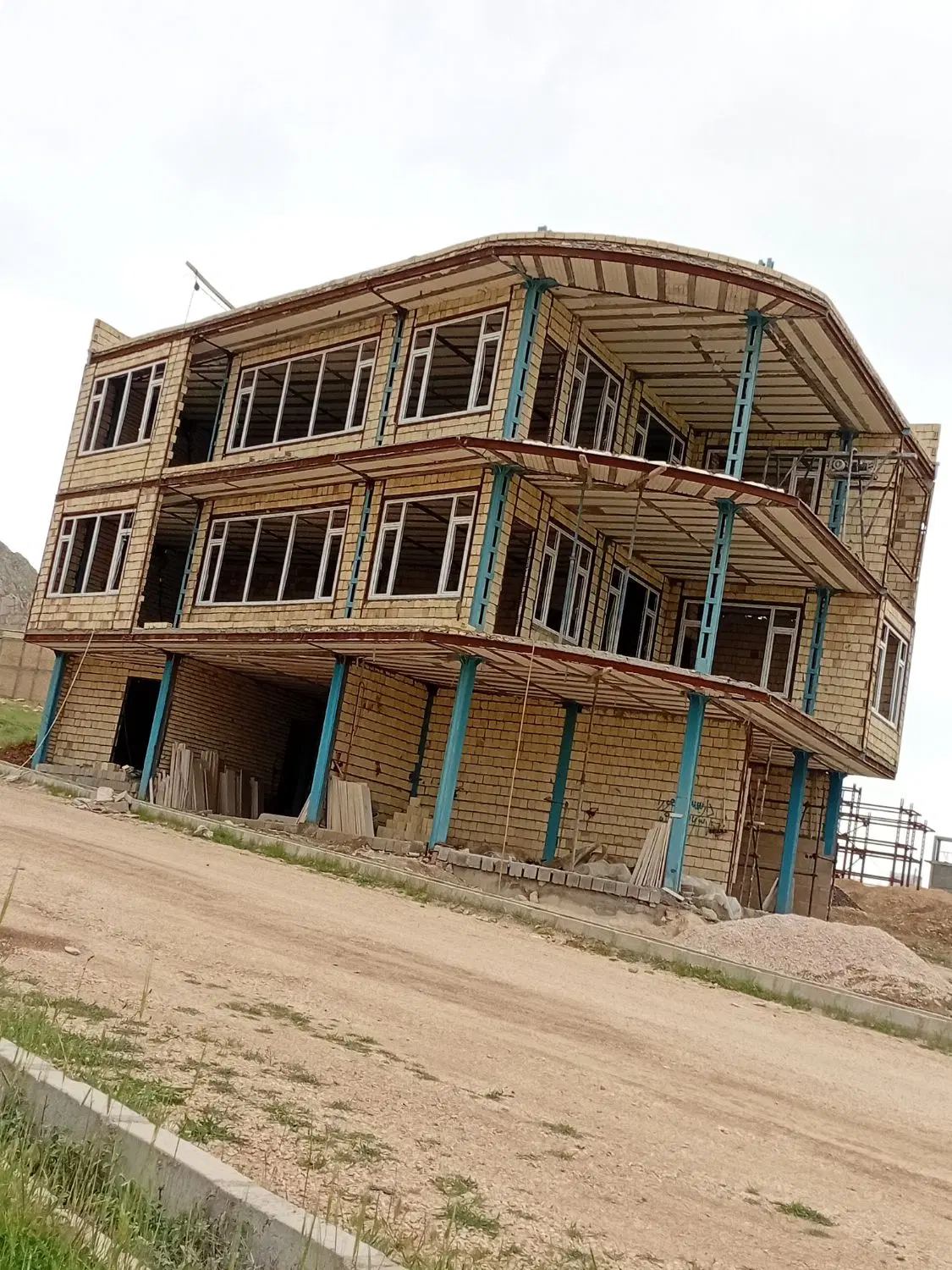 فروش ۳ طبفه خونه نمیه کاره