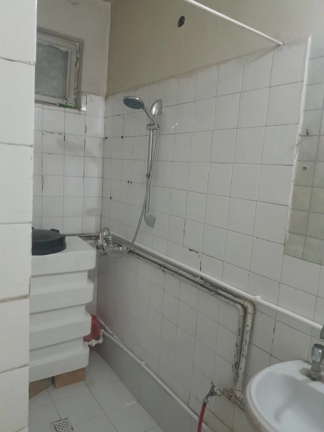 شهرک جمهوری نیمه بازسازی قیمت مناسب.