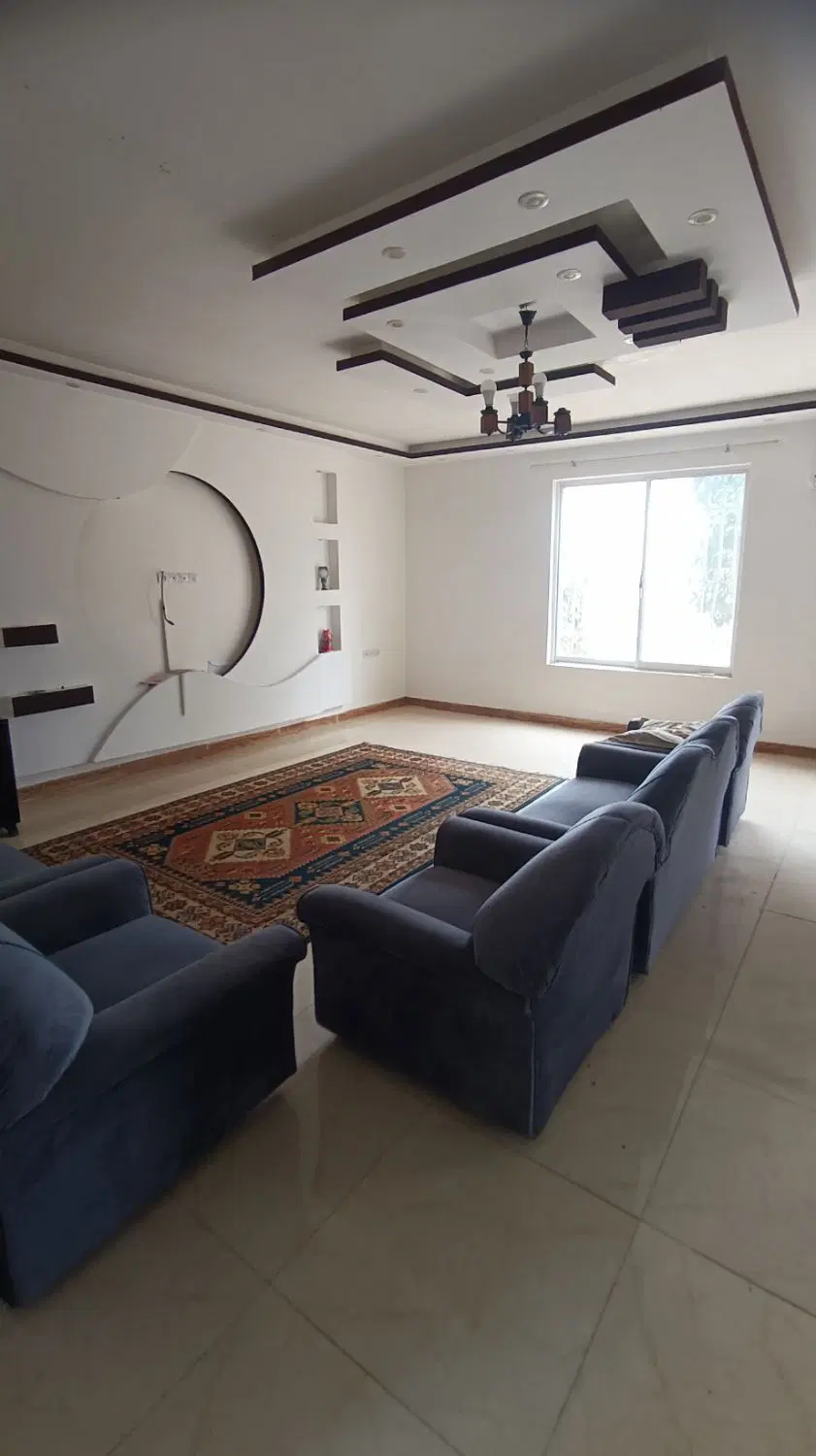یک دستگاه ویلای برخیابان اصلی