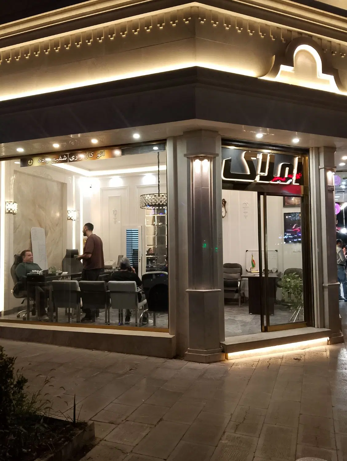 مغازه ۲۰۰ متری حاشیه امامت تجاری دائم