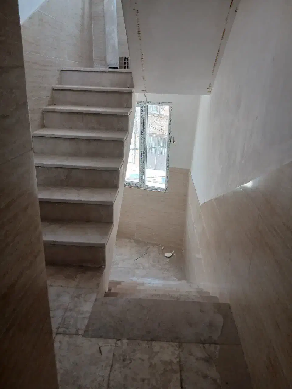 مغازه تجاری با یک واحد آپارتمان