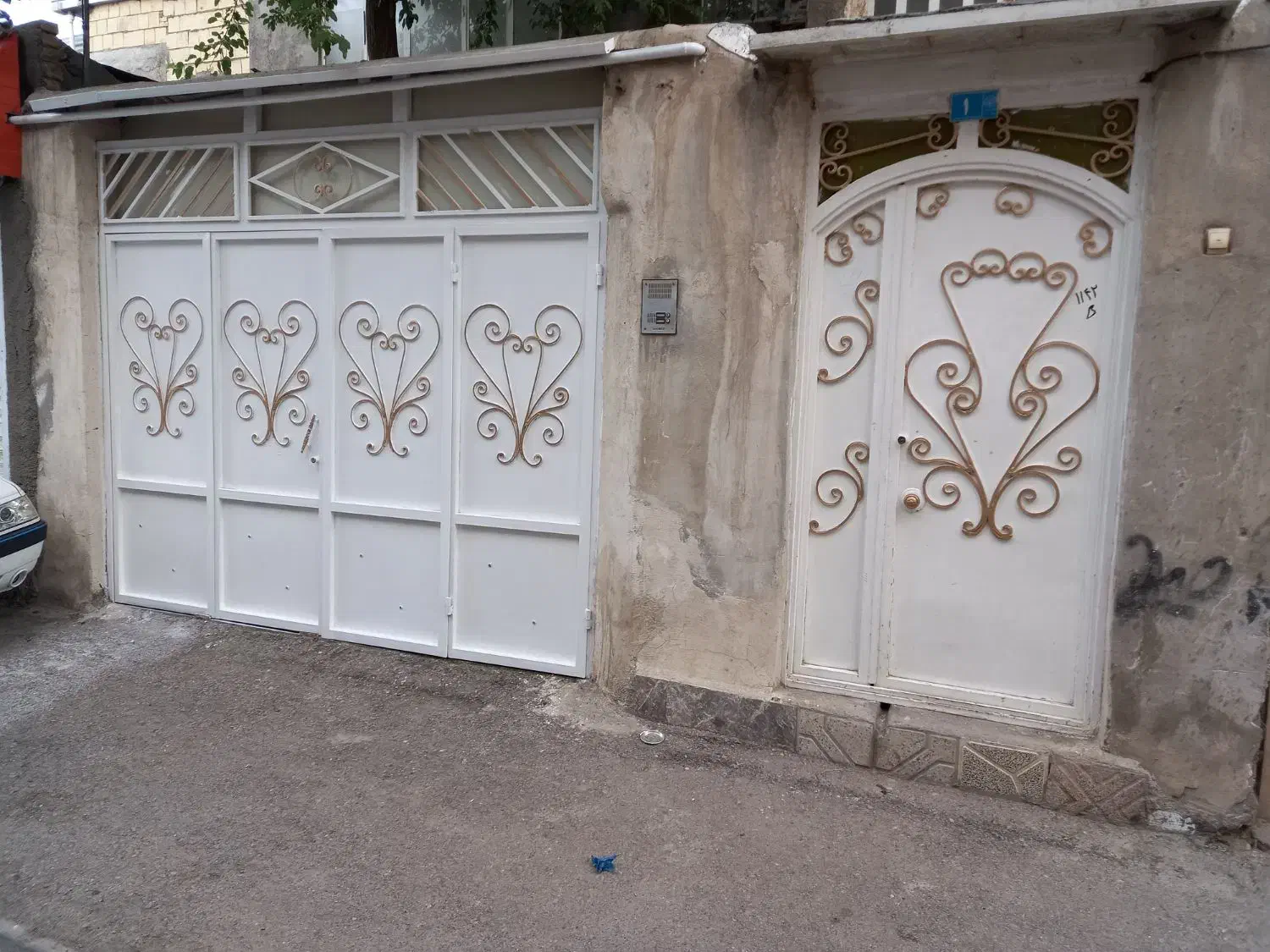 خانه در بست حیاط ماشین رو