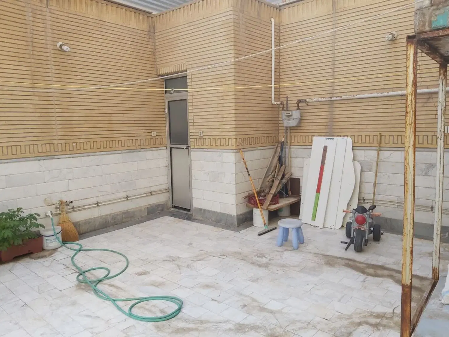 یک منزل مسکونی ویلایی _شناژبندی شده و ضدزلزله