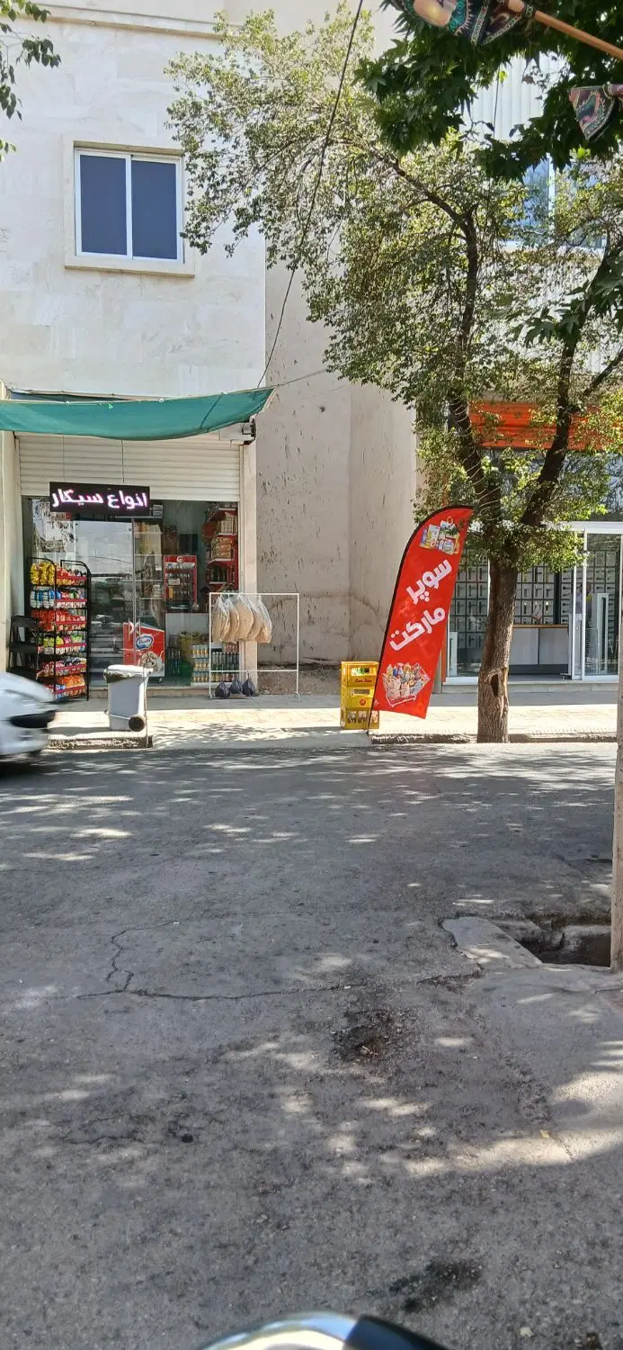 یک باب مغازه وسط بازار خیابان مطهری