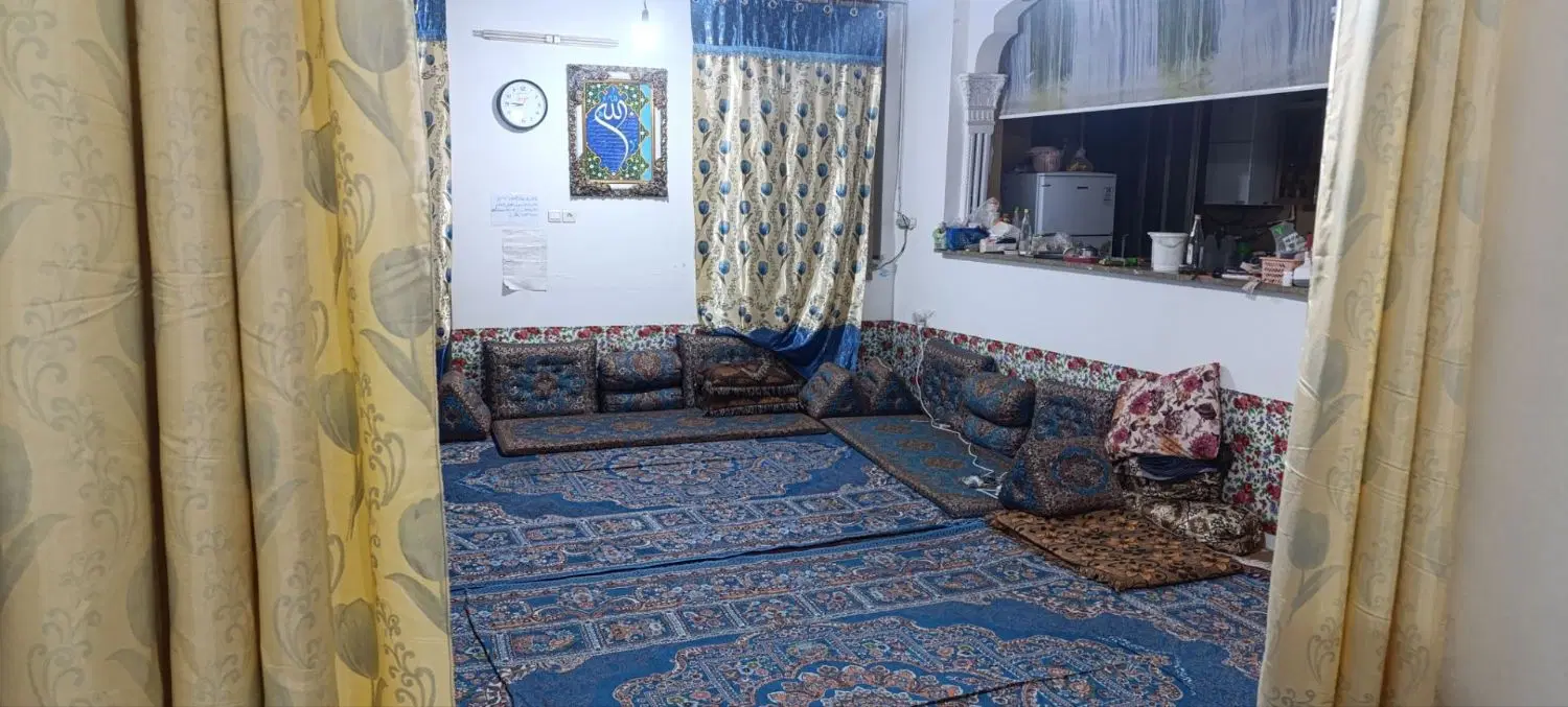 زیرزمین ورودی و کنتور آب جدا می‌باشد