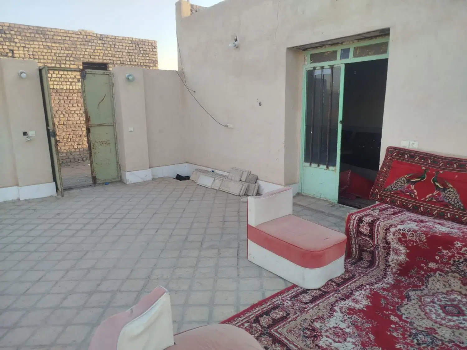 ۲۵۰متر دارای اب انبار و ی سوییت کوچک