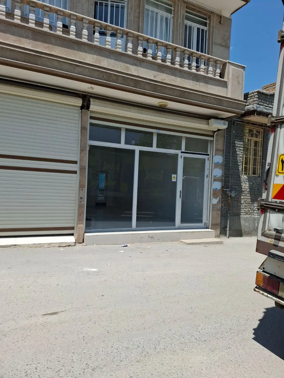 دو باب مغازه محله پرتردد