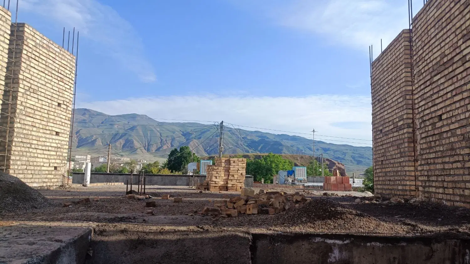 زمین نیمه کاره