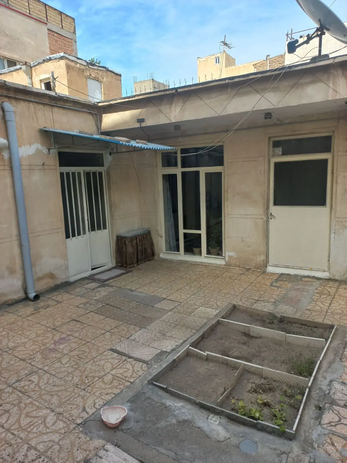 فروش حیاط 111 متر کوچه باغ طالار کد 10145