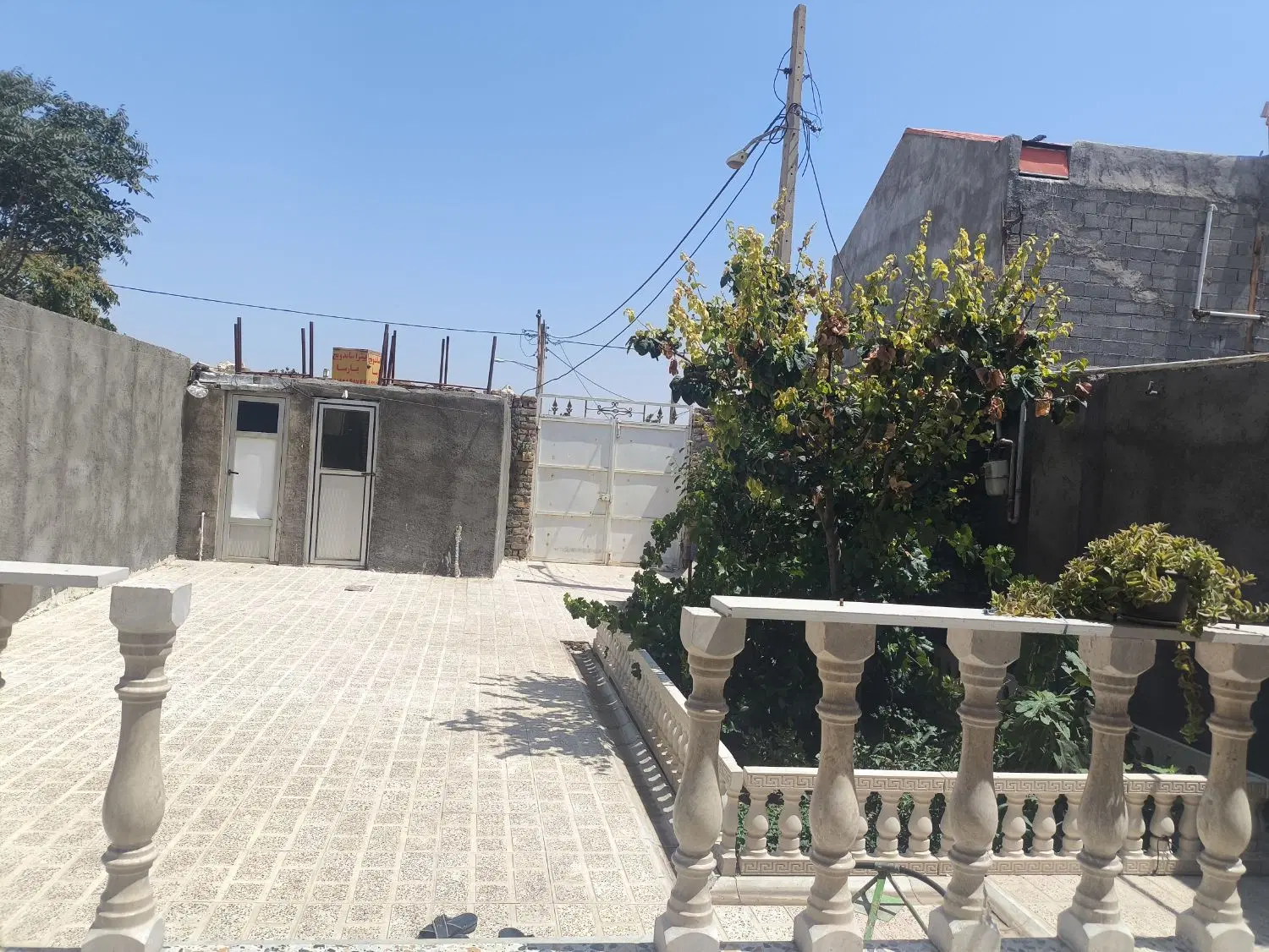 حیاط ویلایی و مسکن