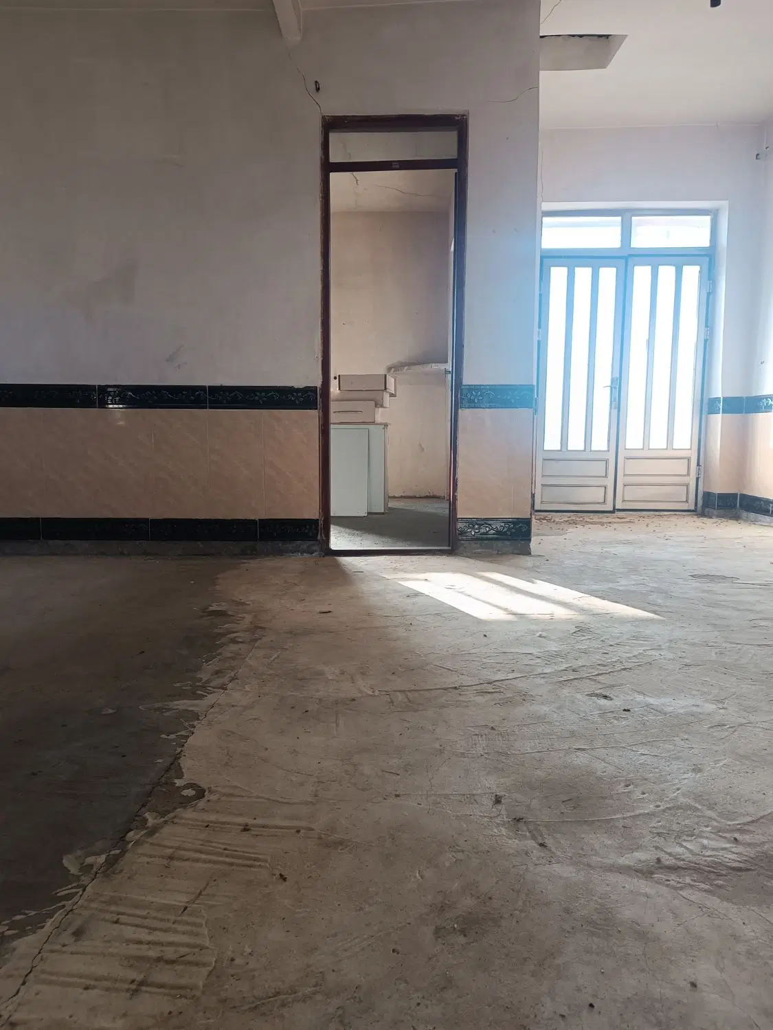 دوسرویس خانه ویلای حیاط بزرگ داری گاز برق اب جدا