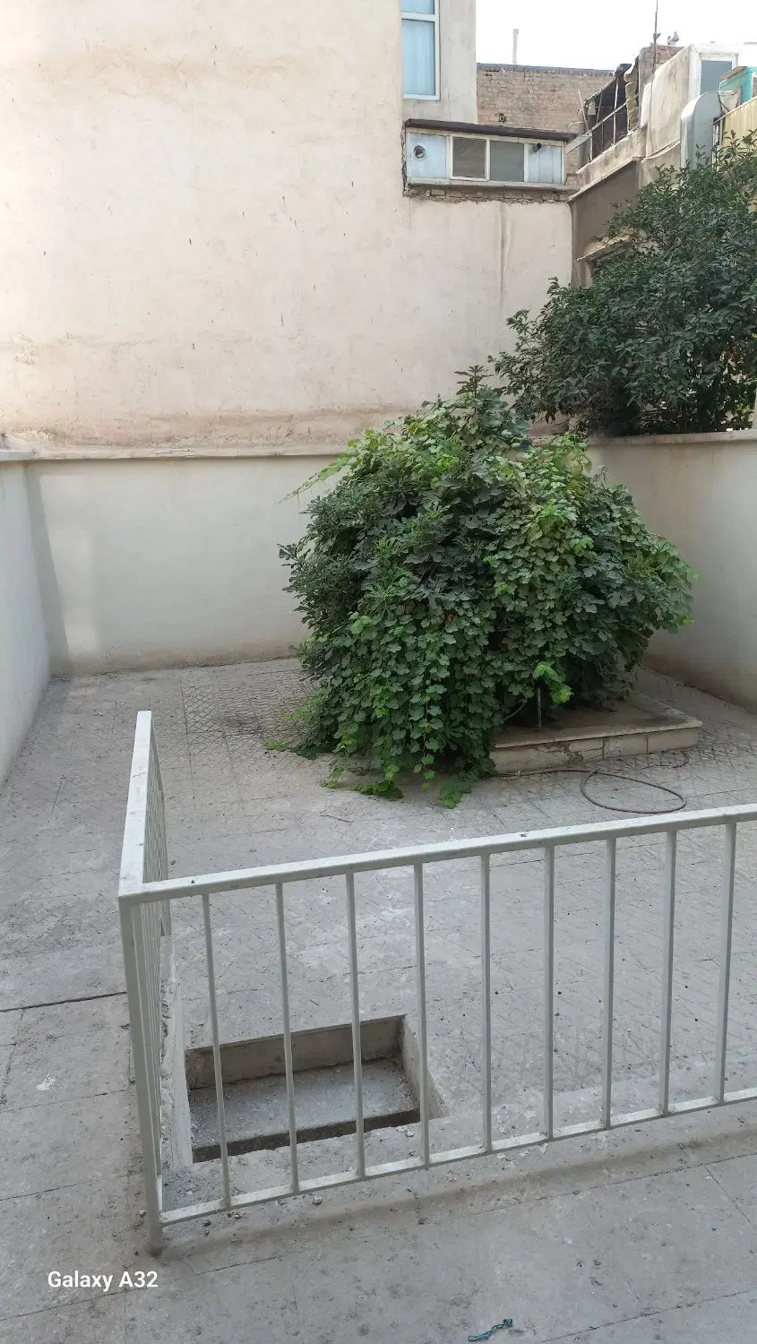 حیاط ۱۶۰ متری ۲ طبقه مجزا خیابان سبحانی