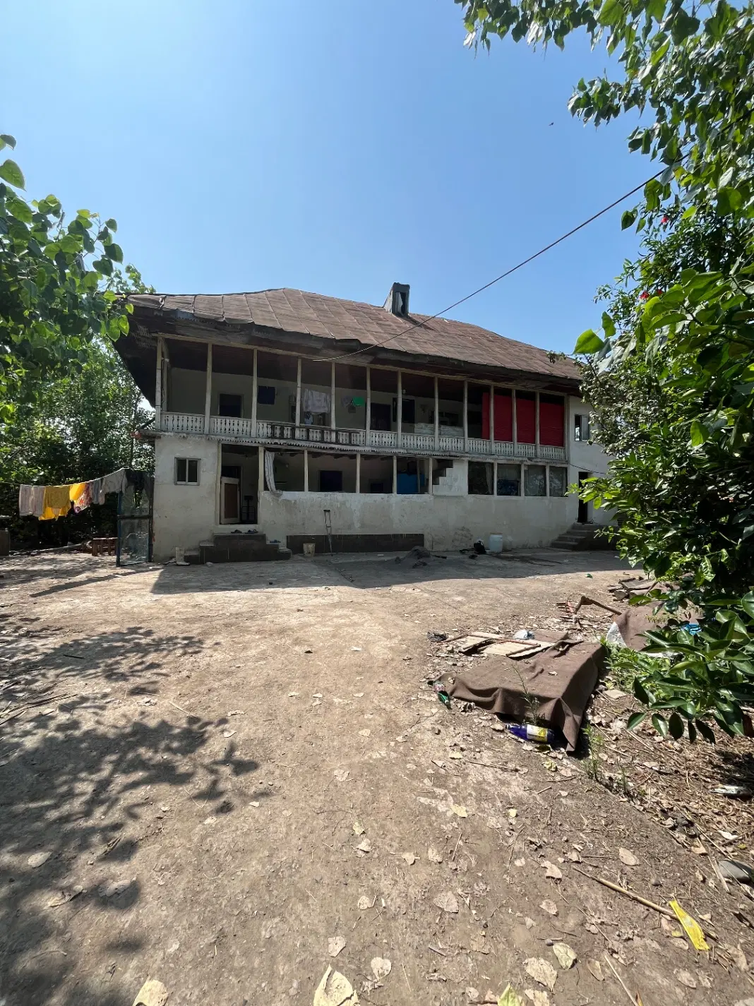 خانه قدیمی سنتی با زمین