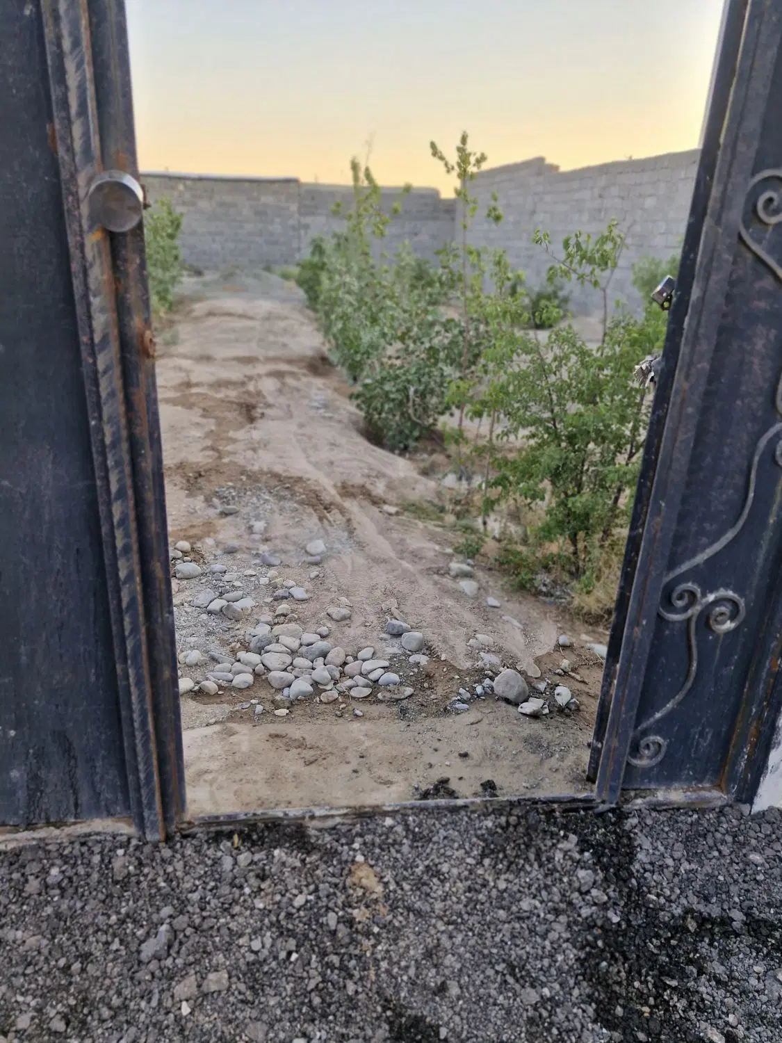باغچه۳۰۰متری۴دیواری درب ماشین رو فروش یا معاوضه