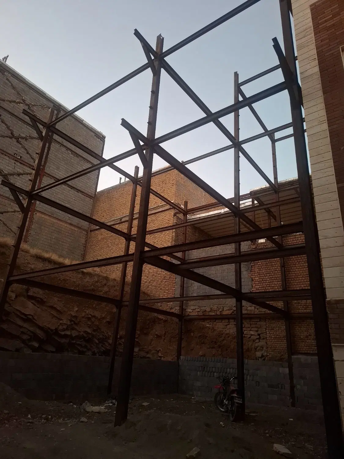 اسکلت ۱۰۰ متر مفید خیابان ۲۴ متری حسن اباد