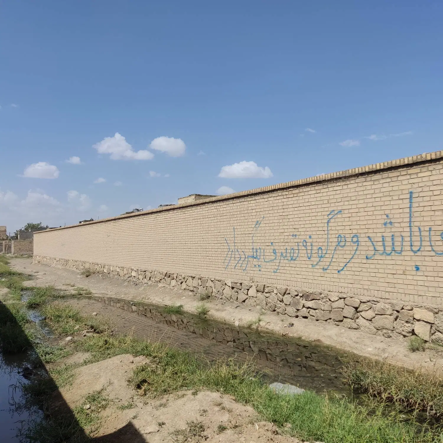 زمین دیوارکشی شده