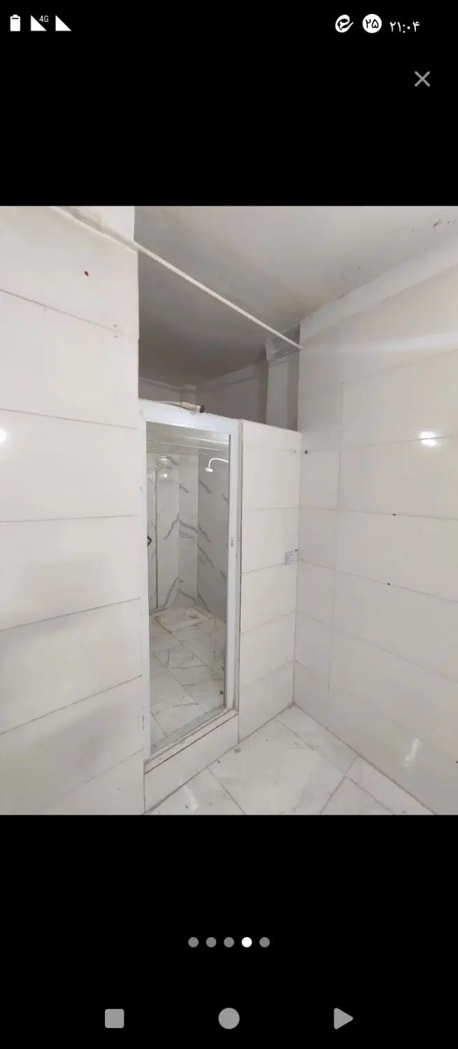 مغازه نزدیک حاشیه