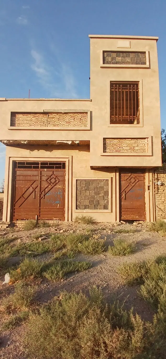 منزل دوطبقه نیمه ساز