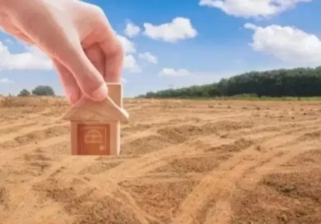 زمین ۲۰۰ متری نرسیده به دوشنبه بازار تختی