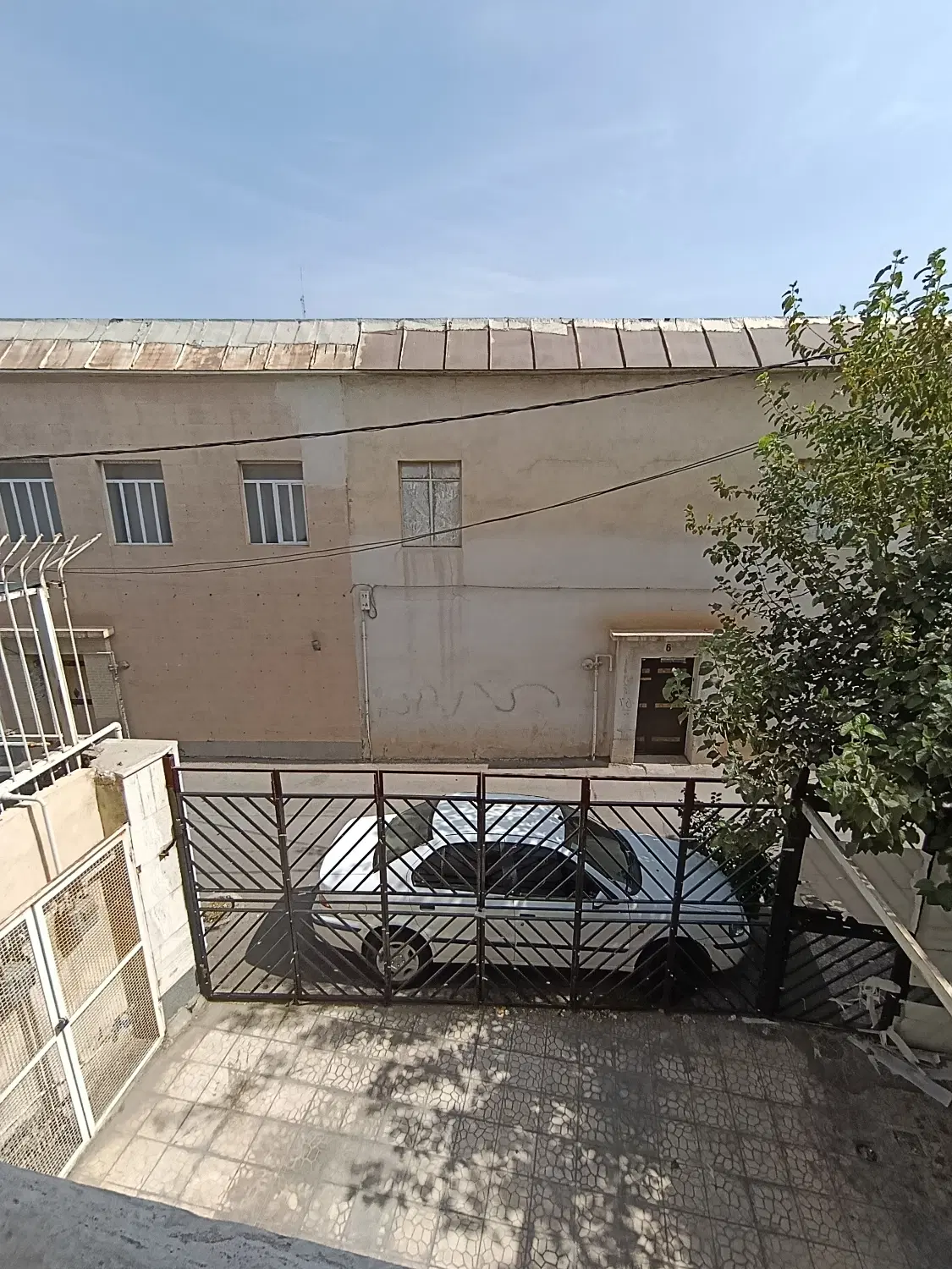 مغازه 15 متری بر سیاحتگر