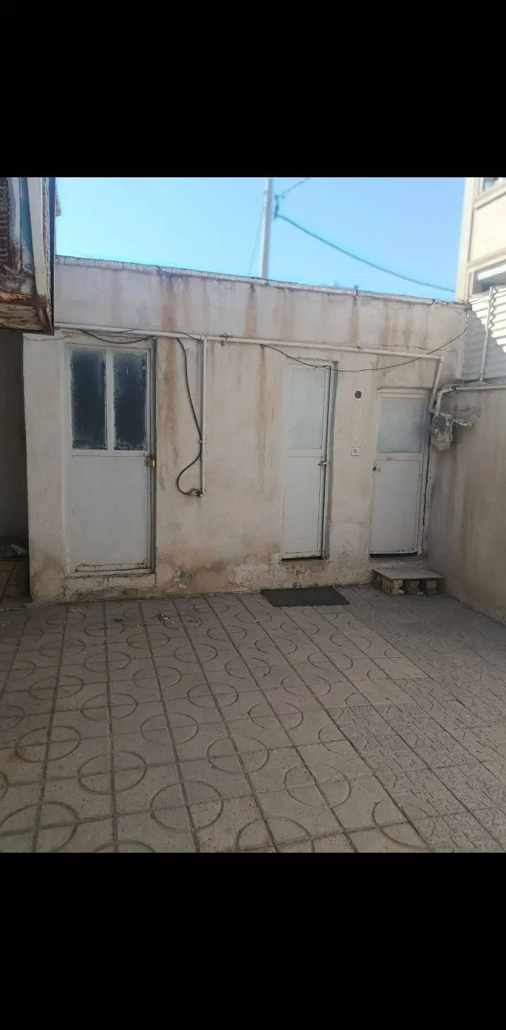 فروش منزل ۳۰سال ساخت درب از حیاط