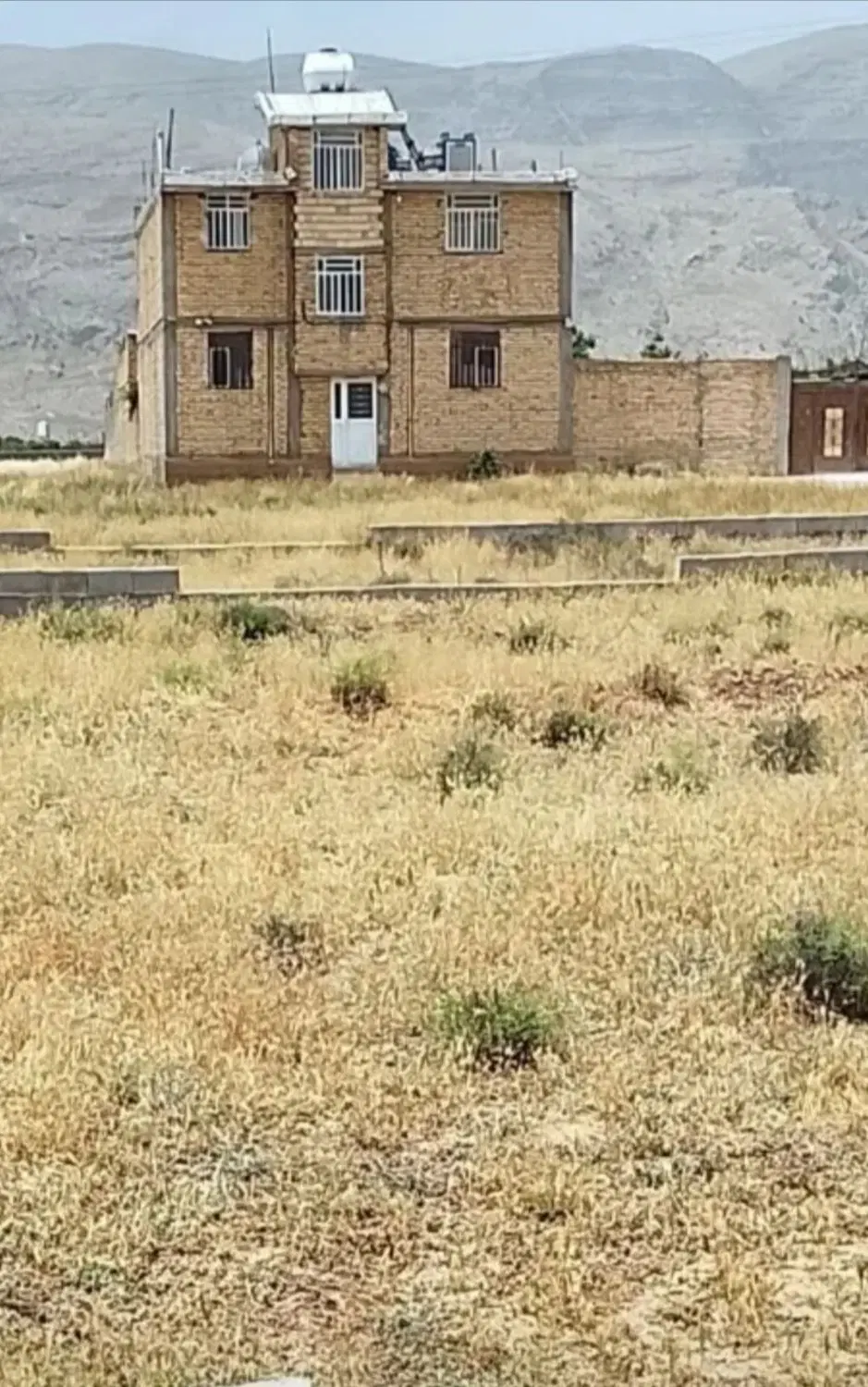 کرونی زمین ۱۳۱ متری ملکی نزدیک درمانگاه ودبیرستان