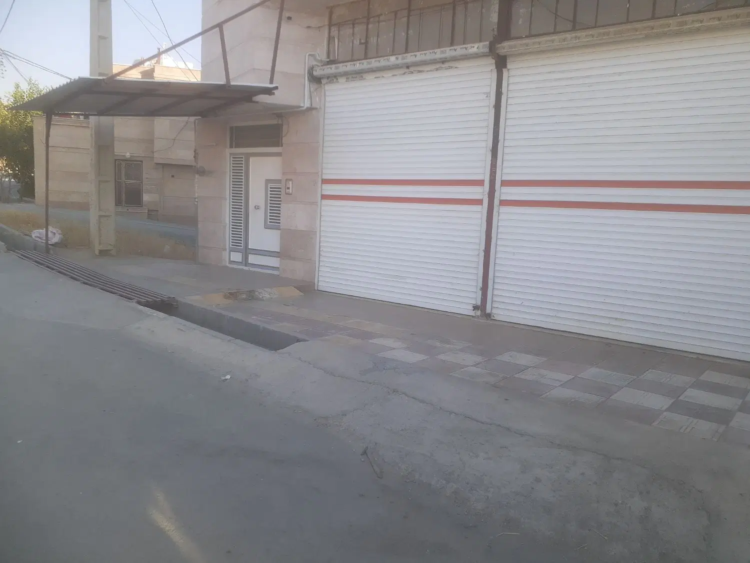 مغازه تجاری ۱۰۰ متری روی خیابان ۲۴ متری