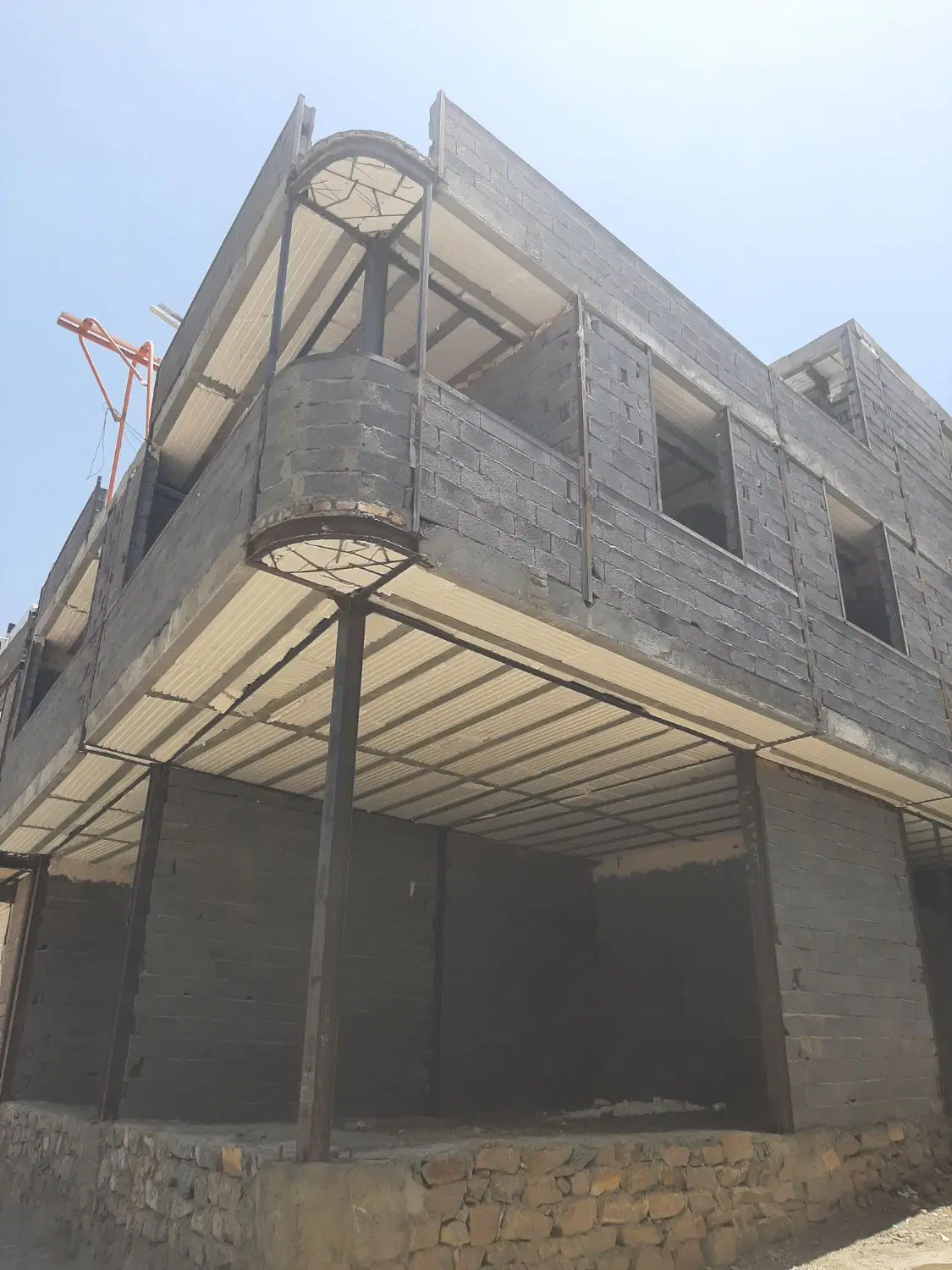 نایسر ۳۰۰ متر نیمه کاره