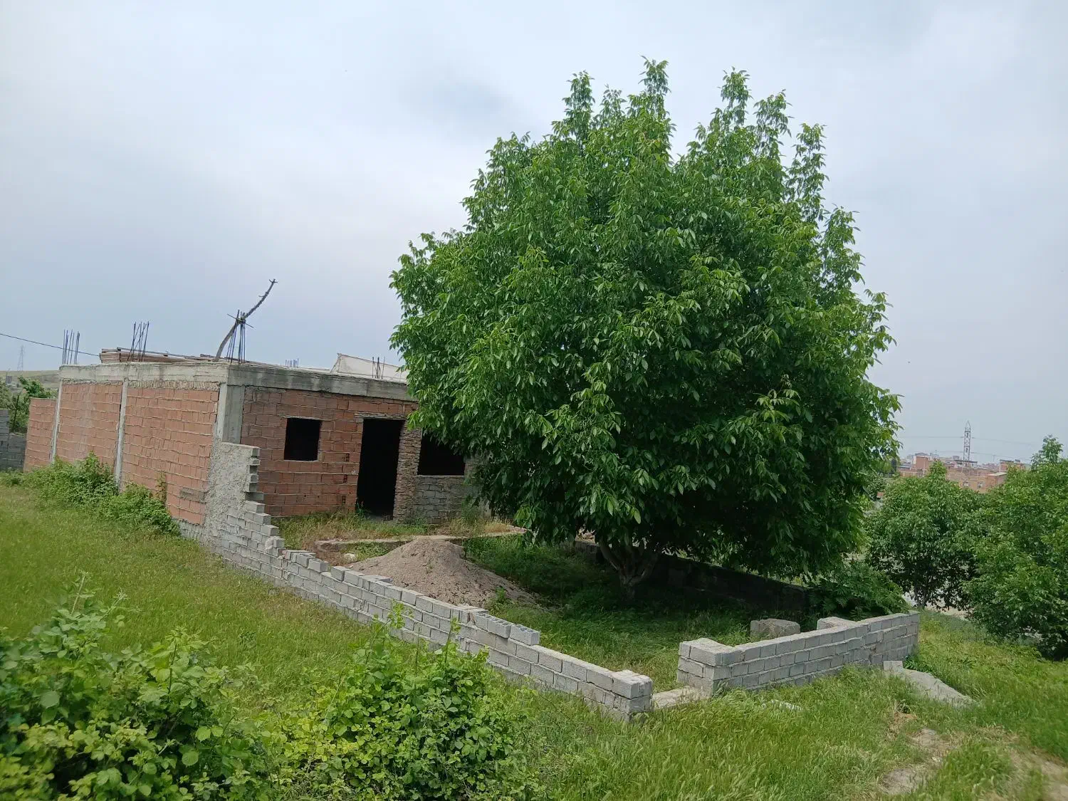 ۱۵۷مترزمین باساختمان نیمه ساخت