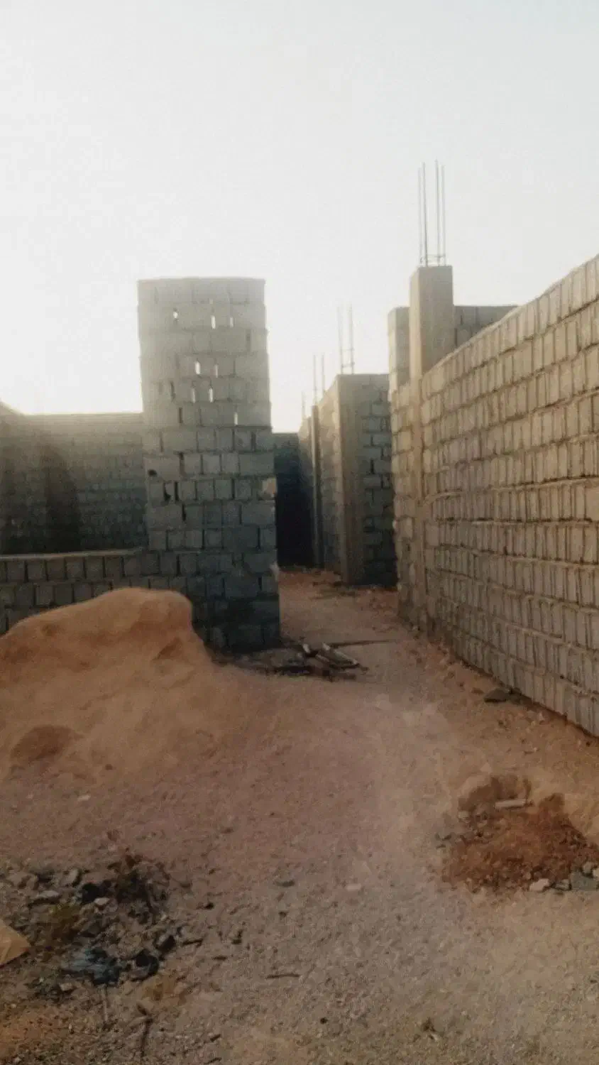 یک خانه نیمه ساز برای فروش