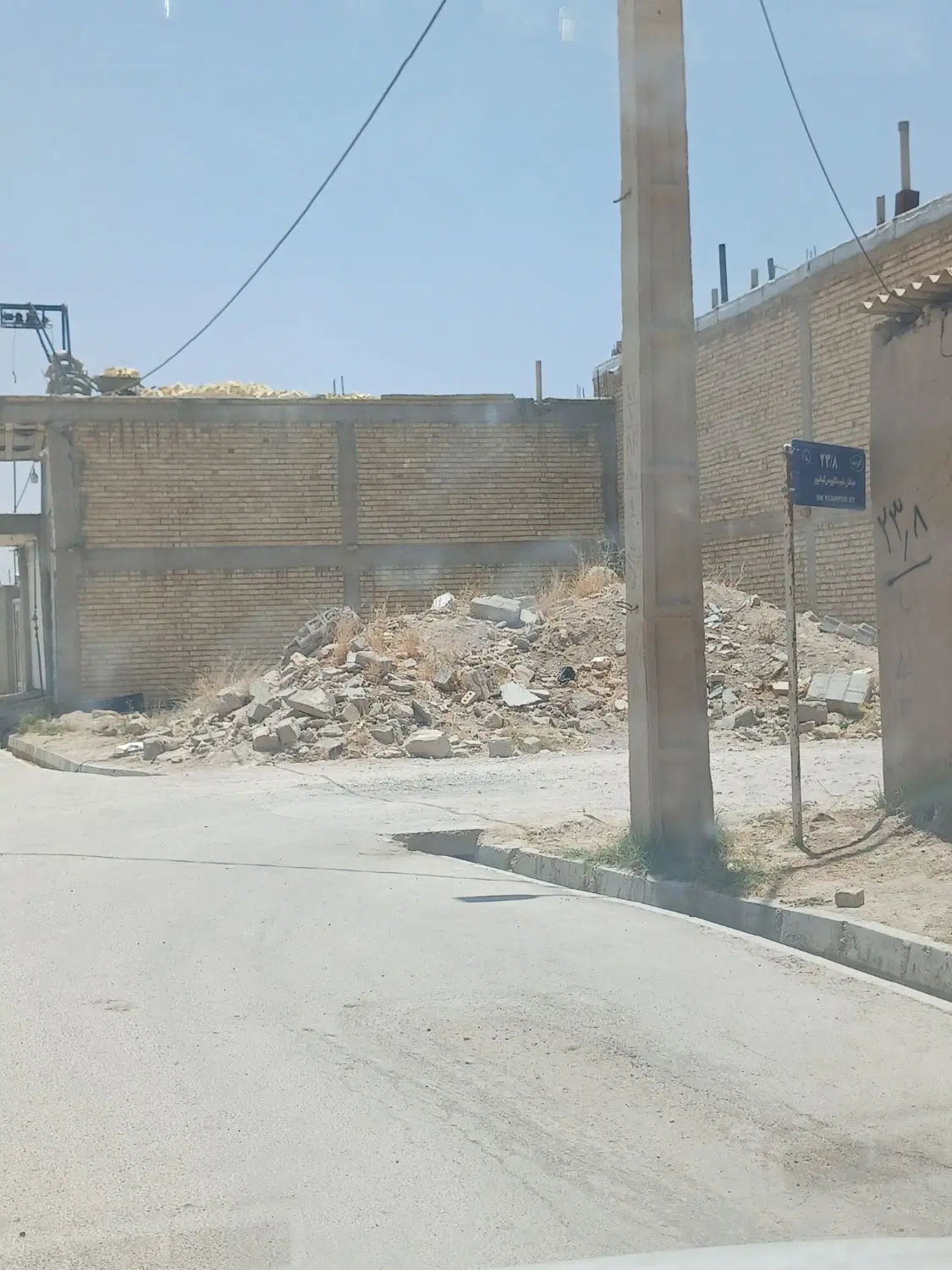 زمین سر دو نبش طرح هادی آسفالت اب برق گاز